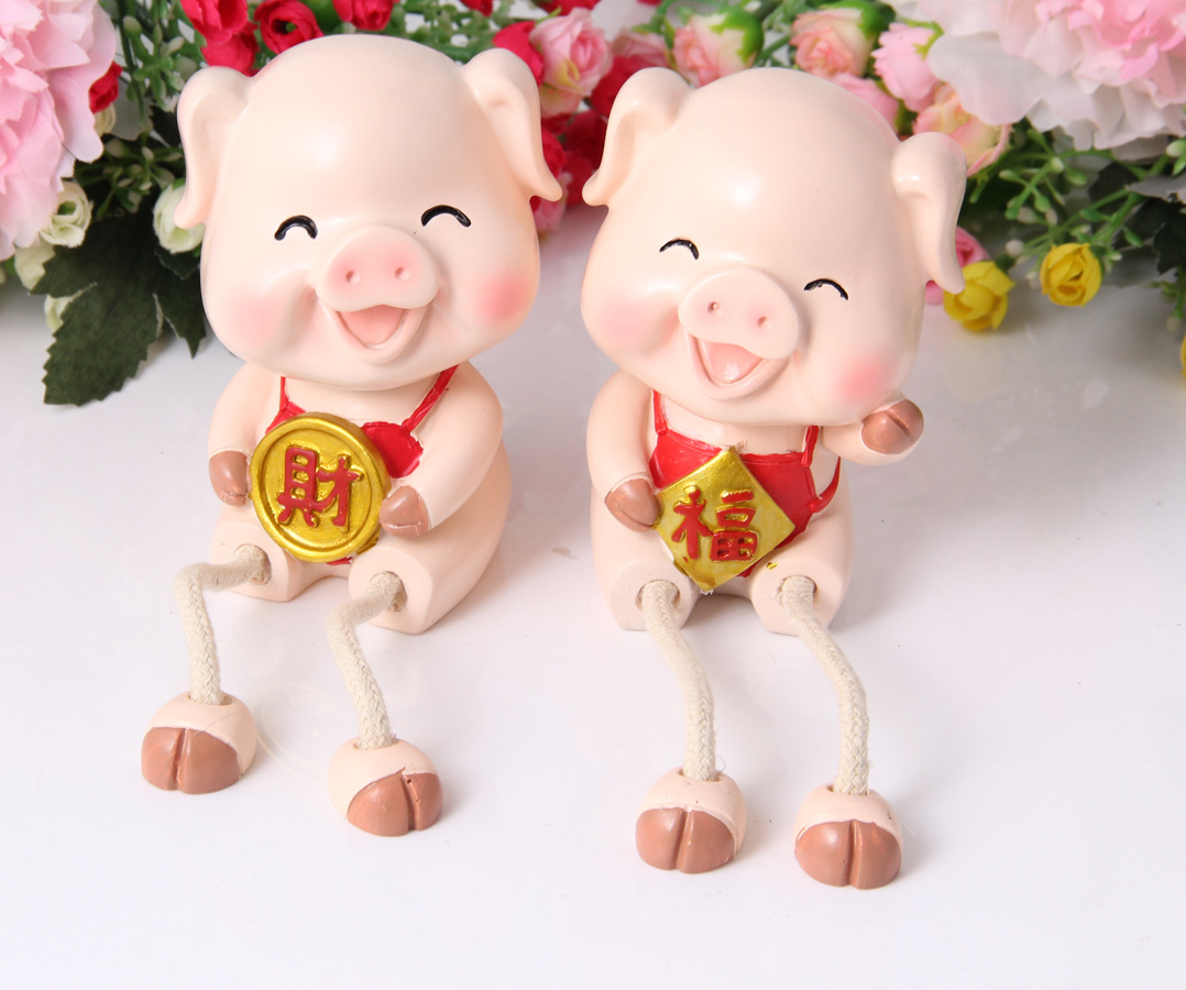 新款家居裝飾新風(fēng)尚 解析吊腳福財(cái)豬樹(shù)脂擺件與存錢罐的批發(fā)商機(jī)